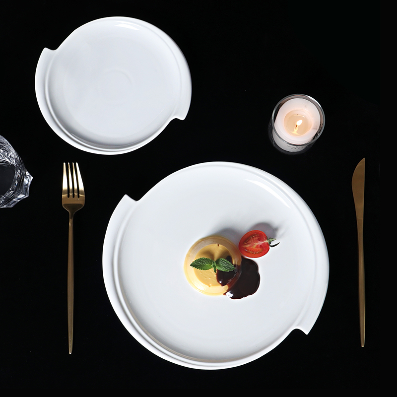 white porcelain plate assiette en porcelaine blanche