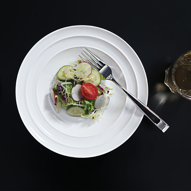Grandes assiettes ovales en porcelaine, soutien aux restaurants bulgares