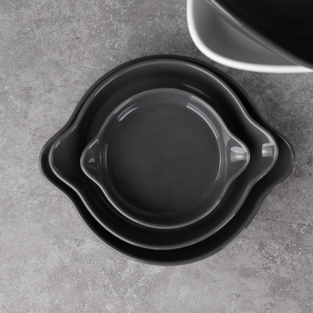 Assiette en porcelaine gris foncé de styles européens avec poignées