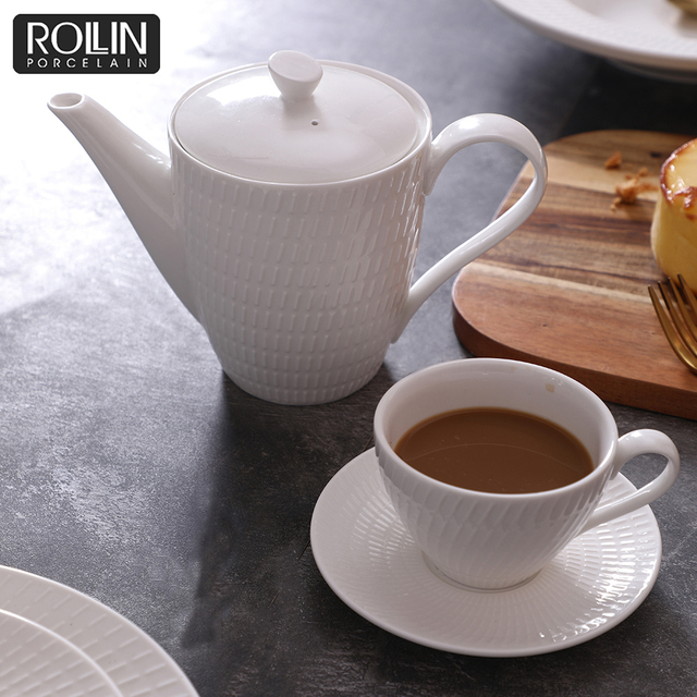 Théière à café en porcelaine blanche