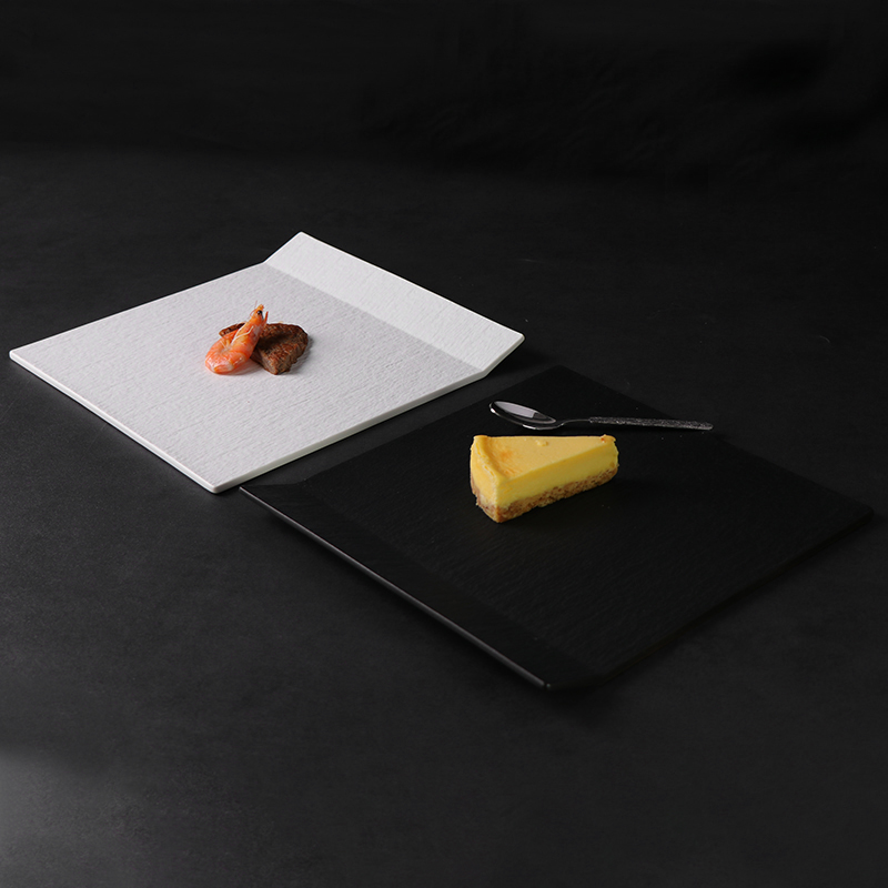 Assiette irrégulière blanche en porcelaine, assiette carrée à poignée pour restaurants