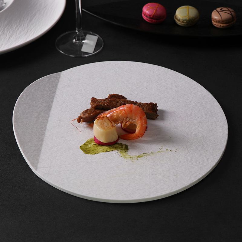 Assiette en céramique de forme ronde irrégulière de plat de Matt de porcelaine pour le restaurant