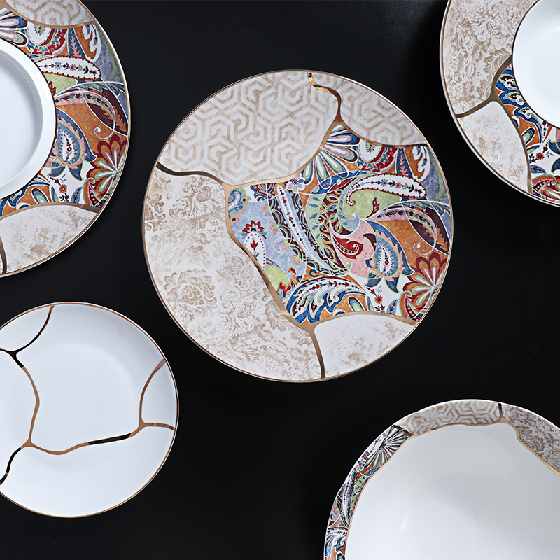 Assiettes à dîner à bord doré, ensemble d'assiettes en porcelaine tendre pour salle de bal somptueuse