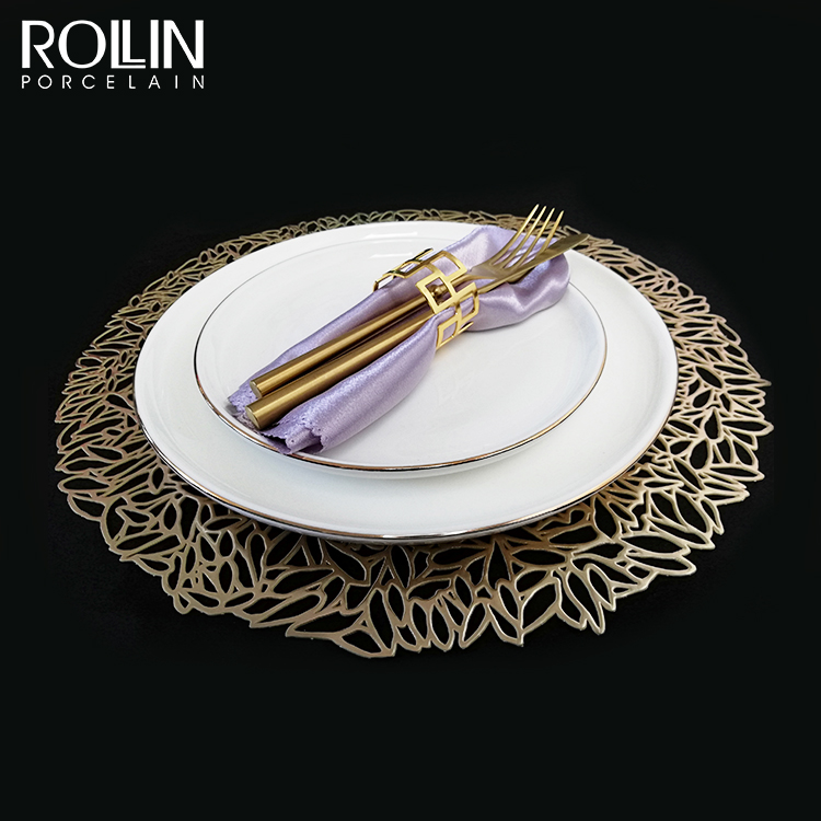 Assiette de dîner blanche de porcelaine de jante d'or de vaisselle de mariage pour l'événement 