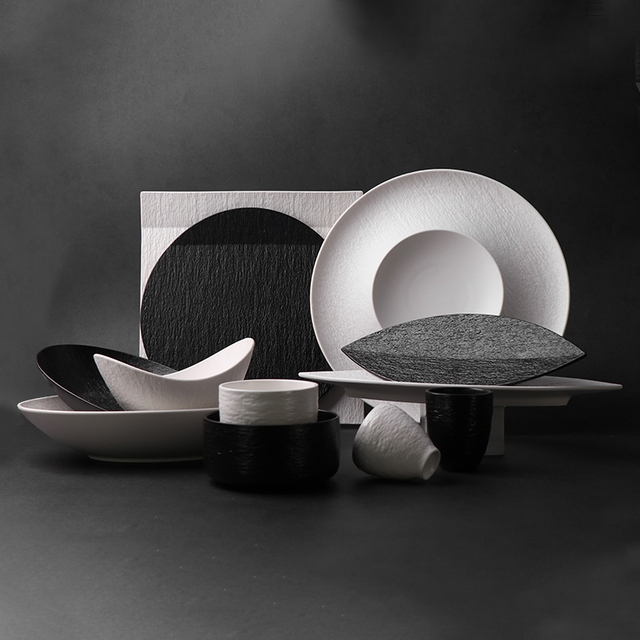 Service de table en grès, collection d'assiettes en porcelaine noire et blanche mate