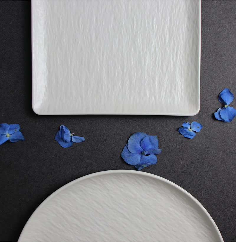 Assiettes de chargeur noires, assiettes carrées noires et blanches, ensemble d'assiettes en grès de chine, vaisselle lavable au lave-vaisselle pour hôtel