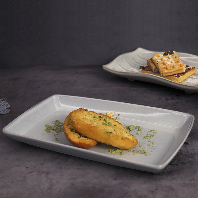 Assiette en porcelaine rectangulaire de 9,5 pouces Rollin pour les restaurants
