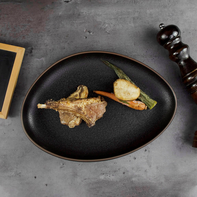 Vaisselle irrégulière en céramique noire, assiette en porcelaine triangulaire, grès