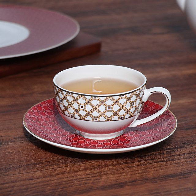 Ensemble de tasses en porcelaine tendre, tasse à thé et soucoupe en porcelaine fine de couleur rouge