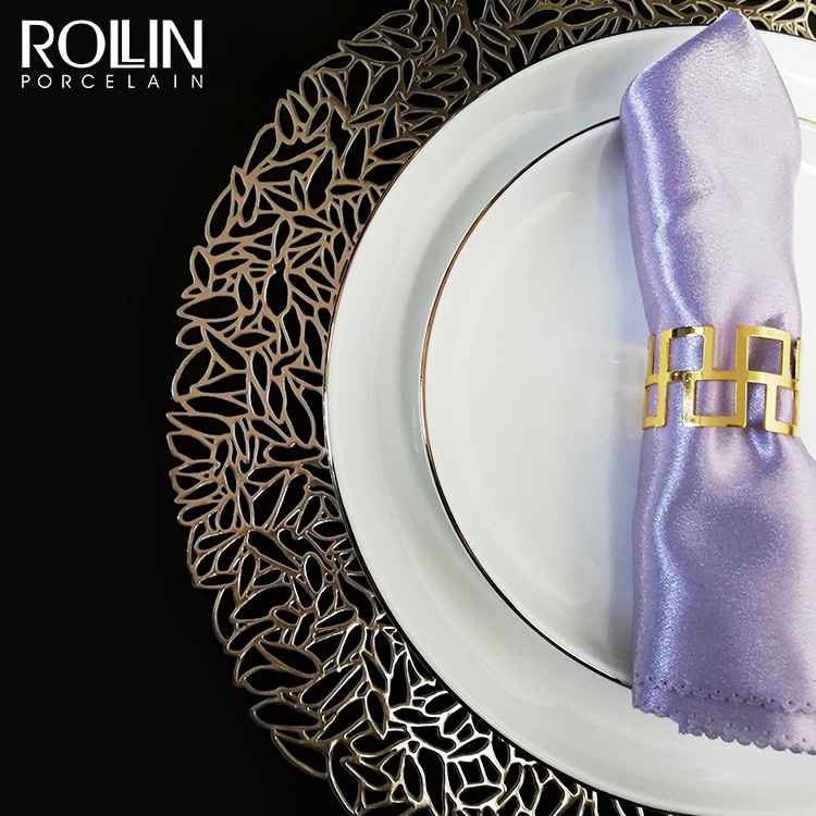 Assiette de dîner blanche de porcelaine de jante d'or de vaisselle de mariage pour l'événement 