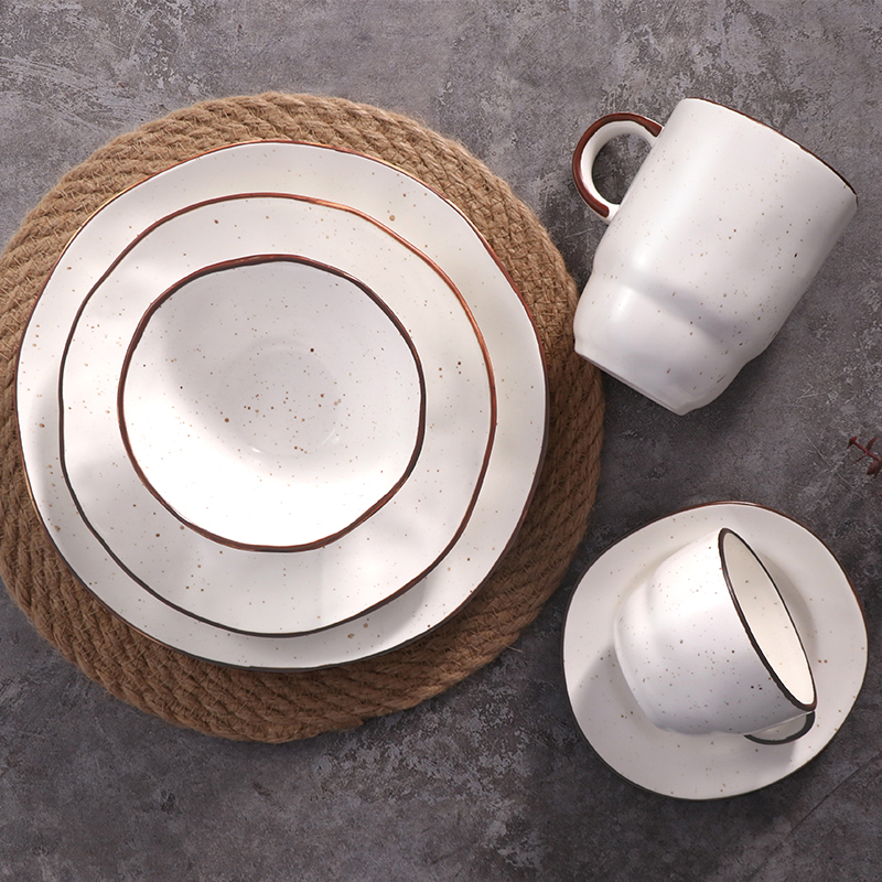 Assiettes en porcelaine mouchetées, vaisselle de vente chaude, Collection d'assiettes en céramique fabriquées à la main