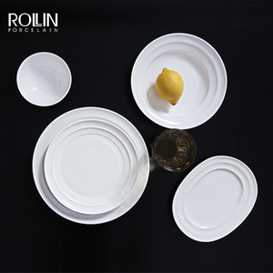 Les assiettes de dîner en porcelaine blanche moderne ont placé des plats en céramique pour les restaurants