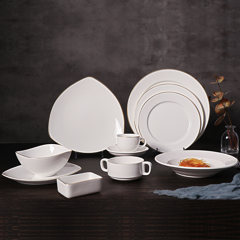 Assiette en céramique blanche avec garniture dorée, assiette à dîner en porcelaine avec logo de nom de restaurant personnalisé 