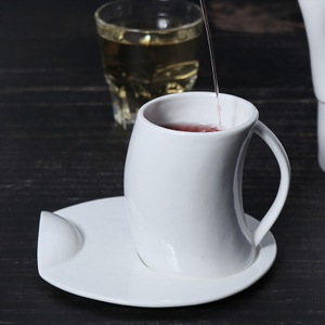 Soucoupe de tasse à café en céramique de conception de taille de dame ensemble de tasse à café en porcelaine blanche personnalisé