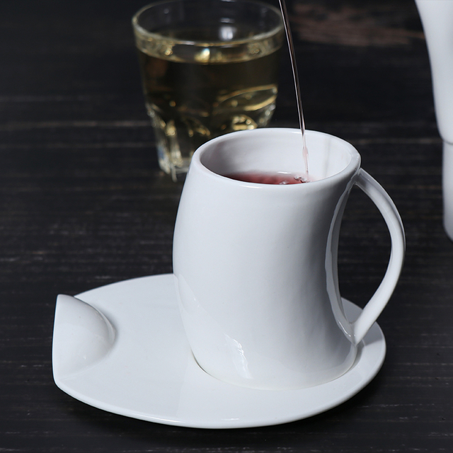Soucoupe de tasse à café en céramique de conception de taille de dame ensemble de tasse à café en porcelaine blanche personnalisé