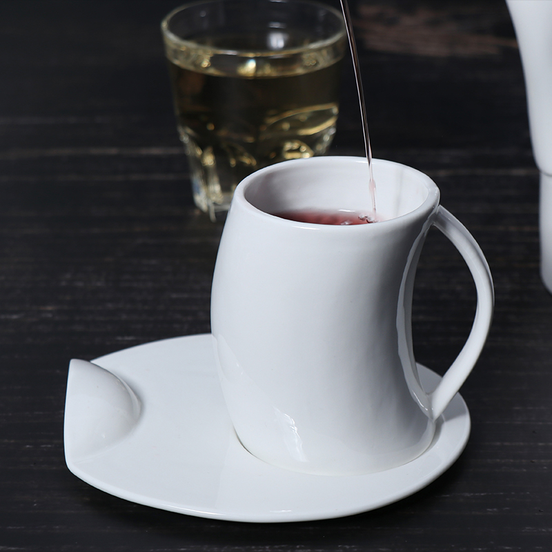 Soucoupe de tasse à café en céramique de conception de taille de dame ensemble de tasse à café en porcelaine blanche personnalisé