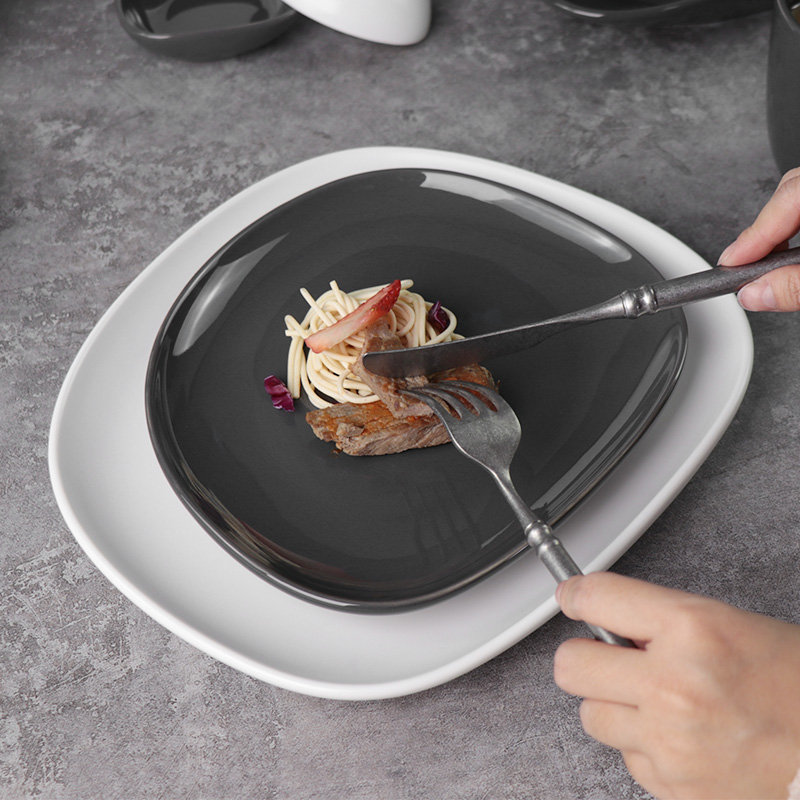 Vaisselle en porcelaine Eestaurant Terr tourbillon marques gris mat blanc assiette carrée irrégulière 