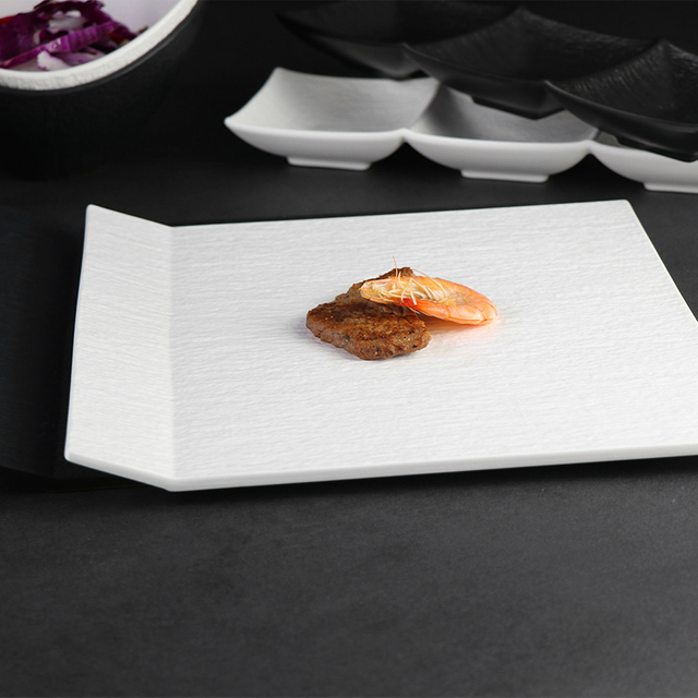 Assiette irrégulière blanche en porcelaine, assiette carrée à poignée pour restaurants