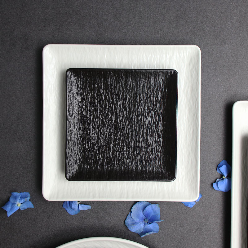 Assiettes de chargeur noires, assiettes carrées noires et blanches, ensemble d'assiettes en grès de chine, vaisselle lavable au lave-vaisselle pour hôtel