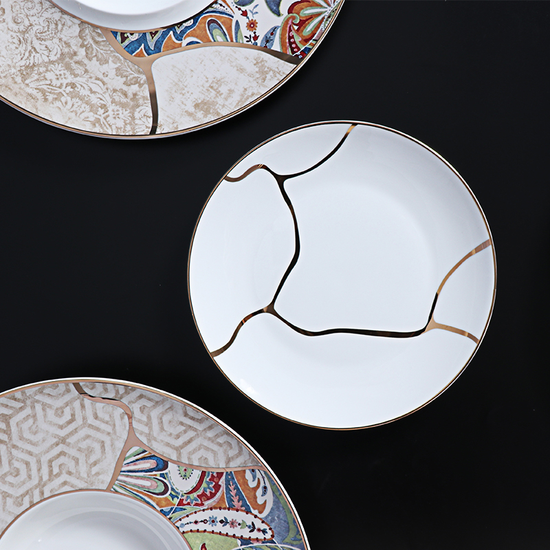 Assiettes à dîner à bord doré, ensemble d'assiettes en porcelaine tendre pour salle de bal somptueuse