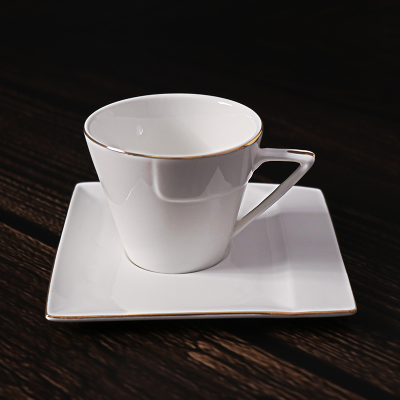 Assiette en céramique blanche avec garniture dorée, assiette à dîner en porcelaine avec logo de nom de restaurant personnalisé 
