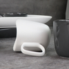 Tasses en céramique noires et blanches sous tasses en porcelaine émaillée