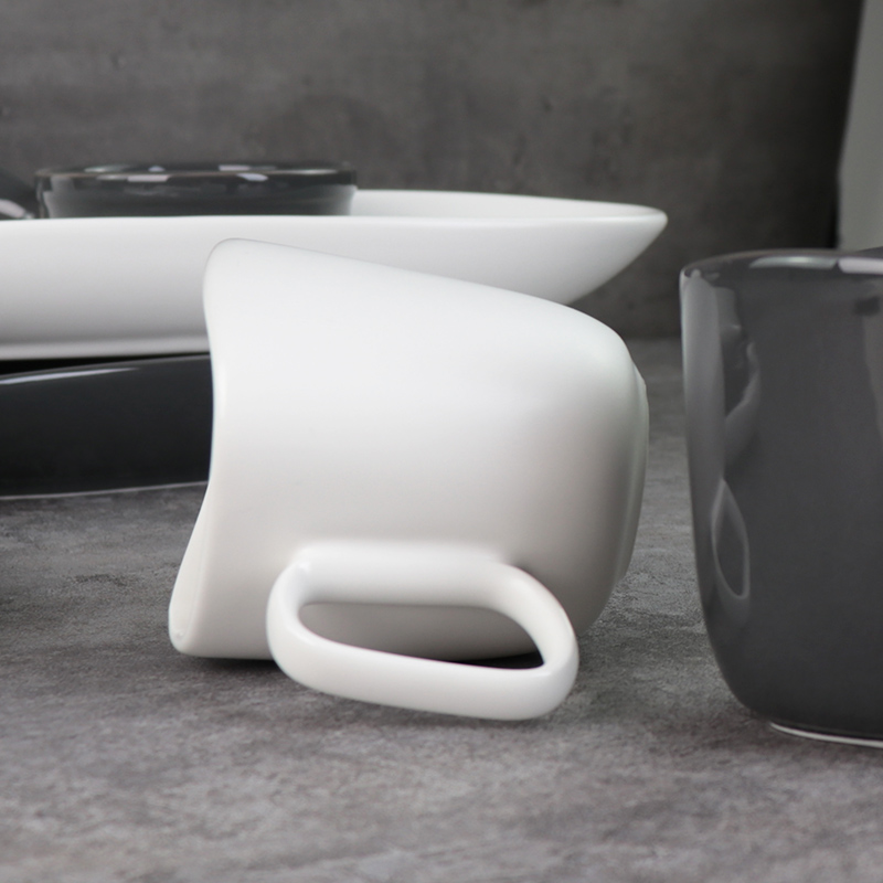 Tasses en céramique noires et blanches sous tasses en porcelaine émaillée