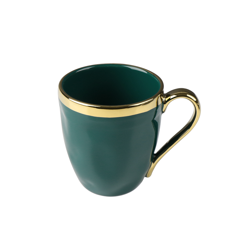 Tasse verte en céramique de cadeau de Noël avec la jante d'or