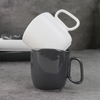 Tasses en céramique noires et blanches sous tasses en porcelaine émaillée