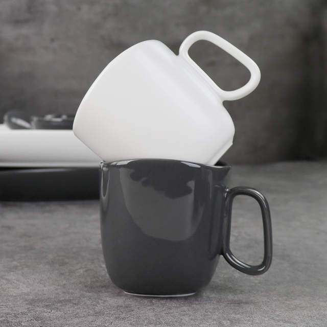Tasses en céramique noires et blanches sous tasses en porcelaine émaillée