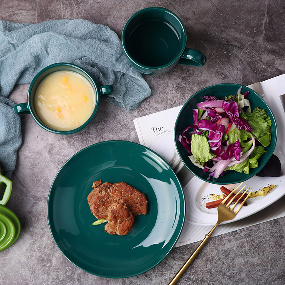 Ensemble de vaisselle de printemps aux couleurs vertes pour les repas en plein air
