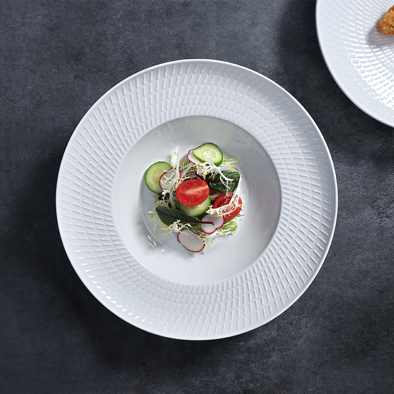 Assiette à pâtes au design unique en porcelaine blanche à bord large pour hôtel