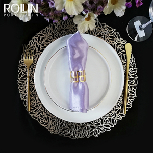 Assiette de dîner blanche de porcelaine de jante d'or de vaisselle de mariage pour l'événement 