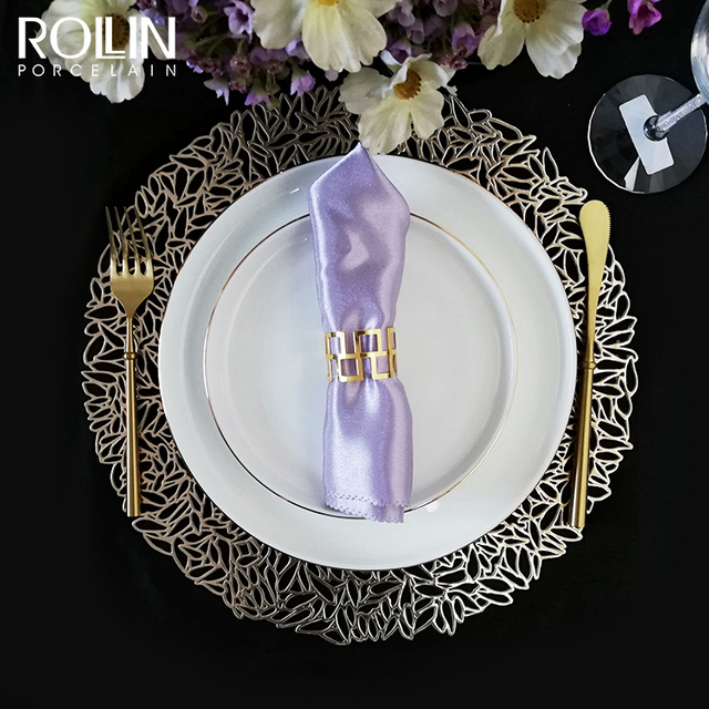 Assiette de dîner blanche de porcelaine de jante d'or de vaisselle de mariage pour l'événement 