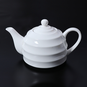 Théière en porcelaine blanche pour la vaisselle du complexe