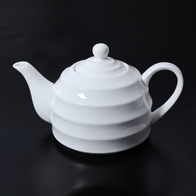 Théière en porcelaine blanche pour la vaisselle du complexe