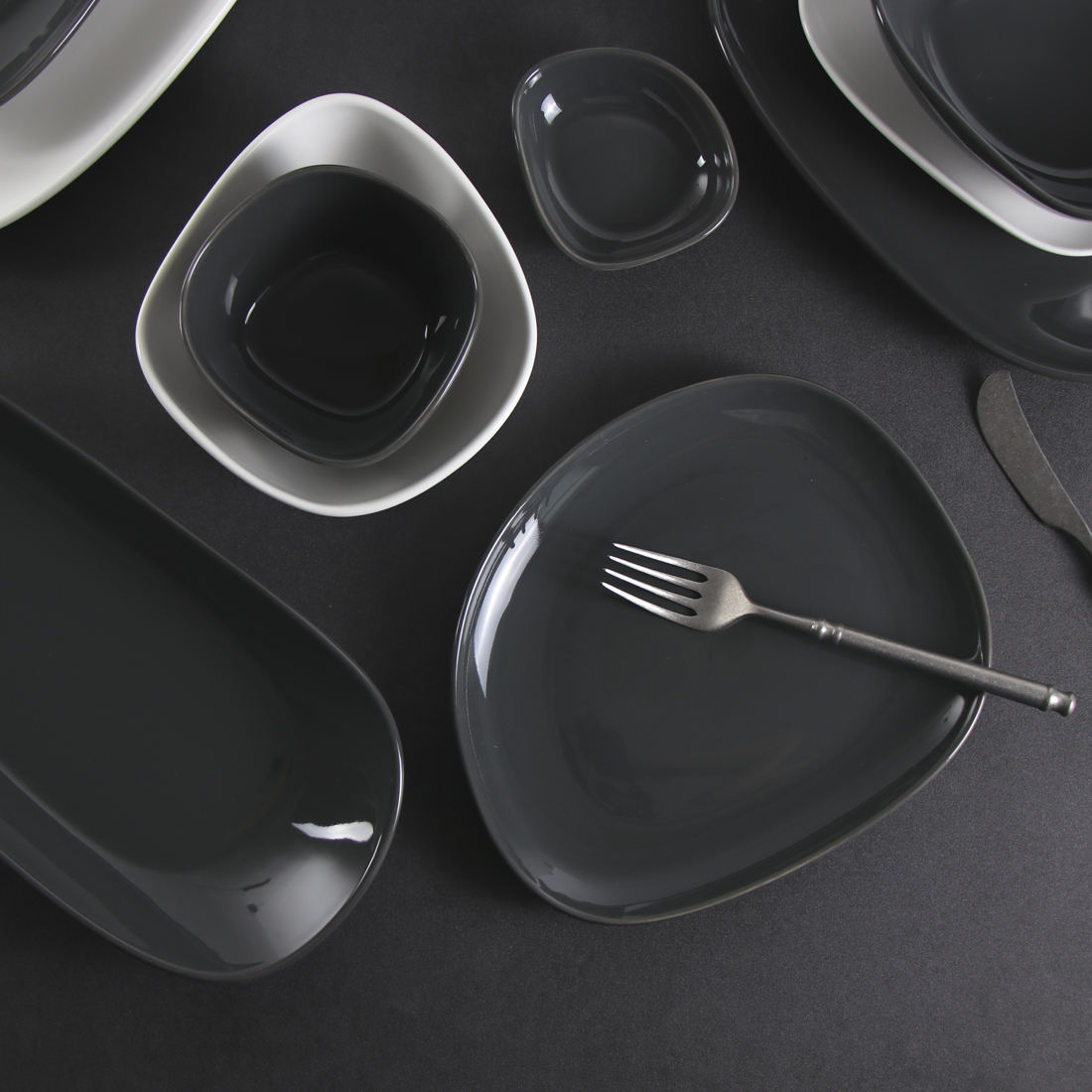 Service de table en grès de forme irrégulière, ensemble d'assiettes brillantes sous émaillées, en porcelaine, de couleur blanc mat