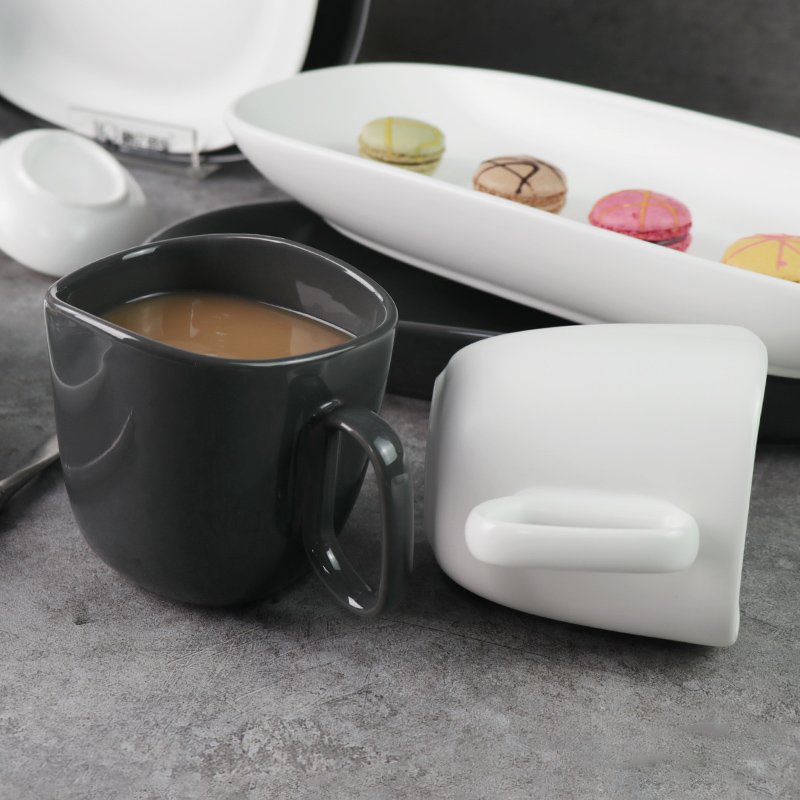 Tasses en céramique noires et blanches sous tasses en porcelaine émaillée