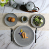 Un ensemble de belle vaisselle vintage gris four