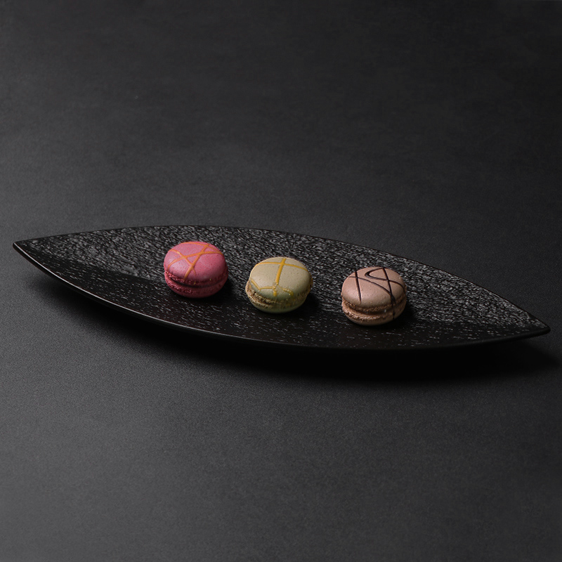 Assiette en forme de feuille en céramique, assiette à gâteau noire et blanche mate, assiette à sushi