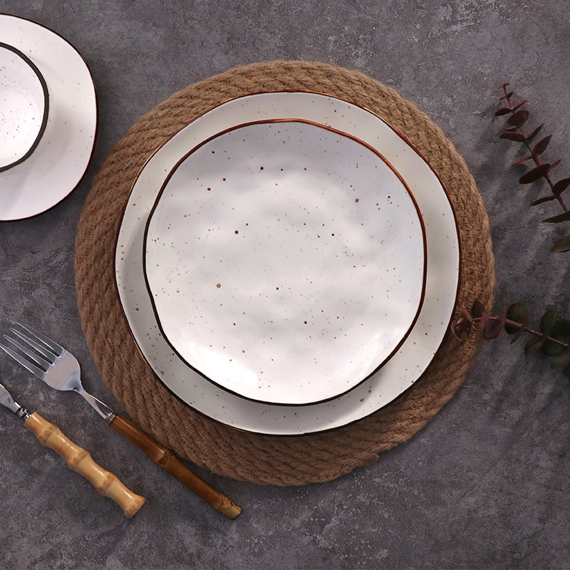 Assiettes en porcelaine mouchetées, vaisselle de vente chaude, Collection d'assiettes en céramique fabriquées à la main