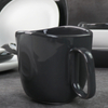 Tasses en céramique noires et blanches sous tasses en porcelaine émaillée