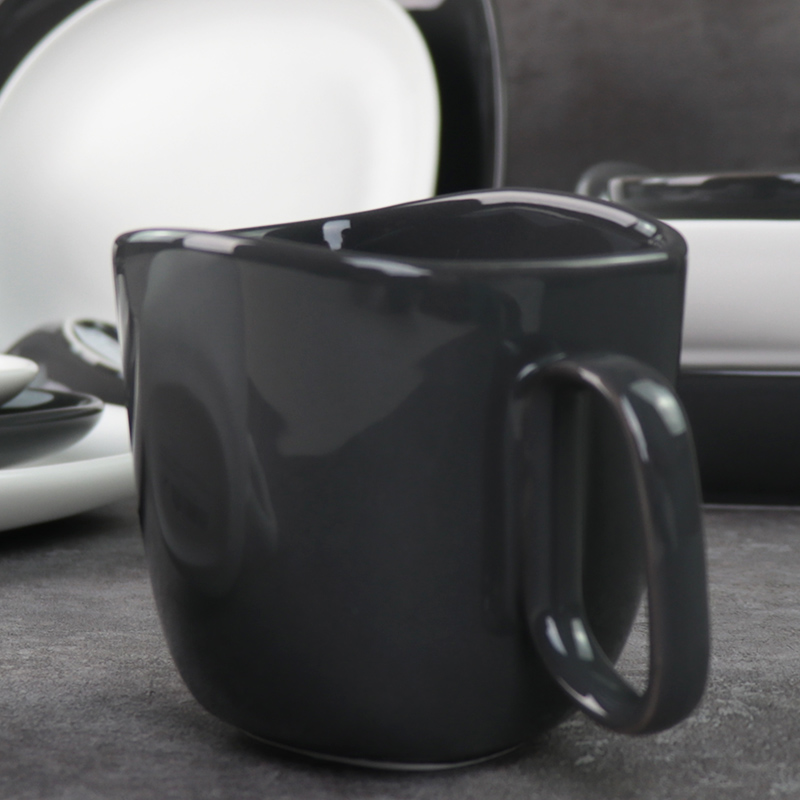 Tasses en céramique noires et blanches sous tasses en porcelaine émaillée