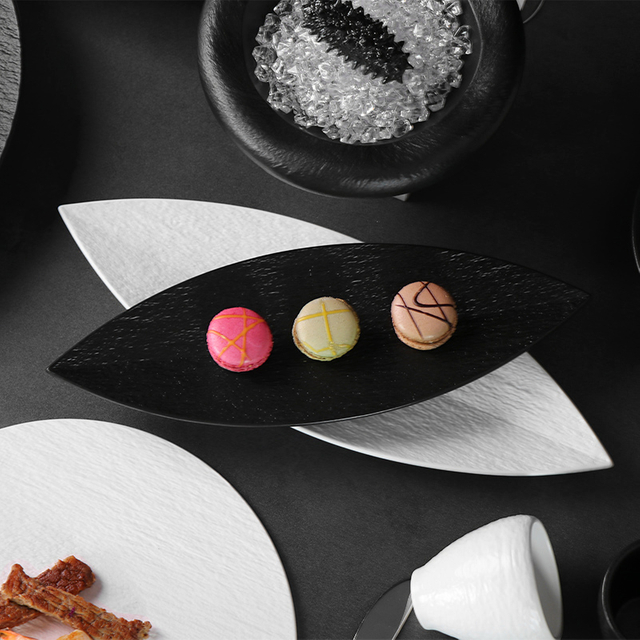 Assiette en forme de feuille en céramique, assiette à gâteau noire et blanche mate, assiette à sushi