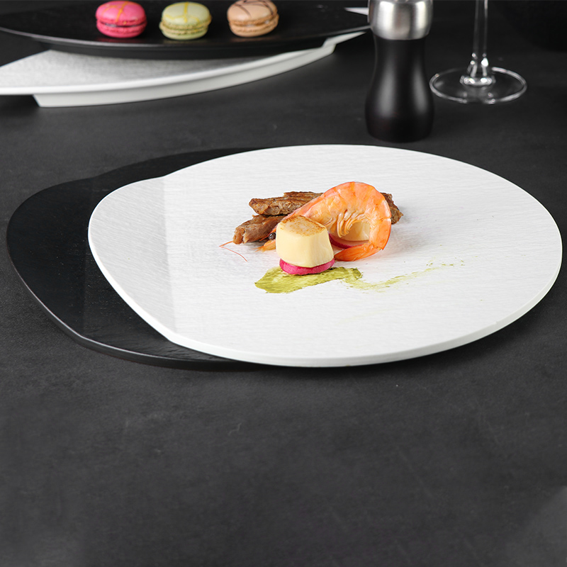 Assiette en céramique de forme ronde irrégulière de plat de Matt de porcelaine pour le restaurant