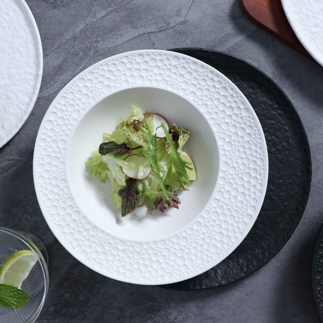 Assiette de plats noirs et blancs pour les restaurants étoilés Michelin de Chicago