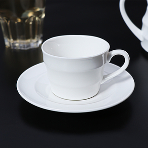 Soucoupe blanche de tasse de café de tasses de thé de porcelaine de conception minimaliste pour le café