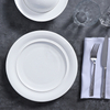 Assiettes de restaurant en porcelaine blanche avec couvercle