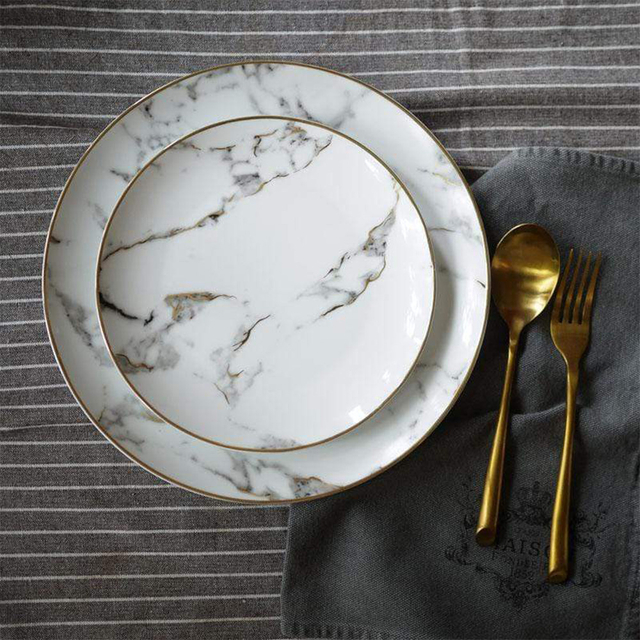 Assiette en céramique de restaurant bon marché avec des regards de marbre