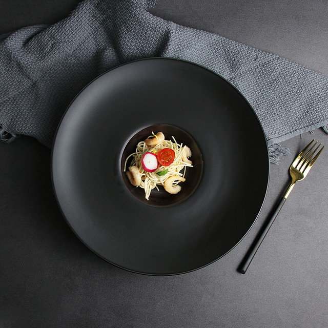 Assiette à pâtes coréenne en céramique noir mat 